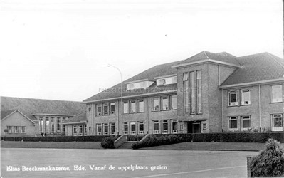 <p>Foto uit 1950-1960 van legeringsgebouw 13 (beeldbank gemeentearchief Ede). </p>
